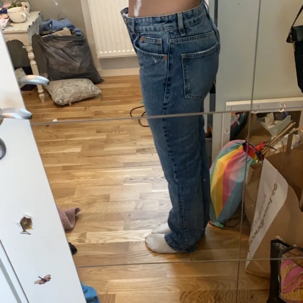 Säljer mina low Rise jeans från zara då jag har tröttnat på dom. Super bra skick och köpa ungifär 1 månad sen, original pris 399. 💗 . Jeans & Byxor.