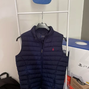 Ralph Lauren väst - Säljer nu min ralph lauren väst som är köpt i USA, den är sparsamt använd och är i bra skick. Säljer då den är för liten. Bara skriv och hör av er om ni vill ha mer info eller mer bilder.
