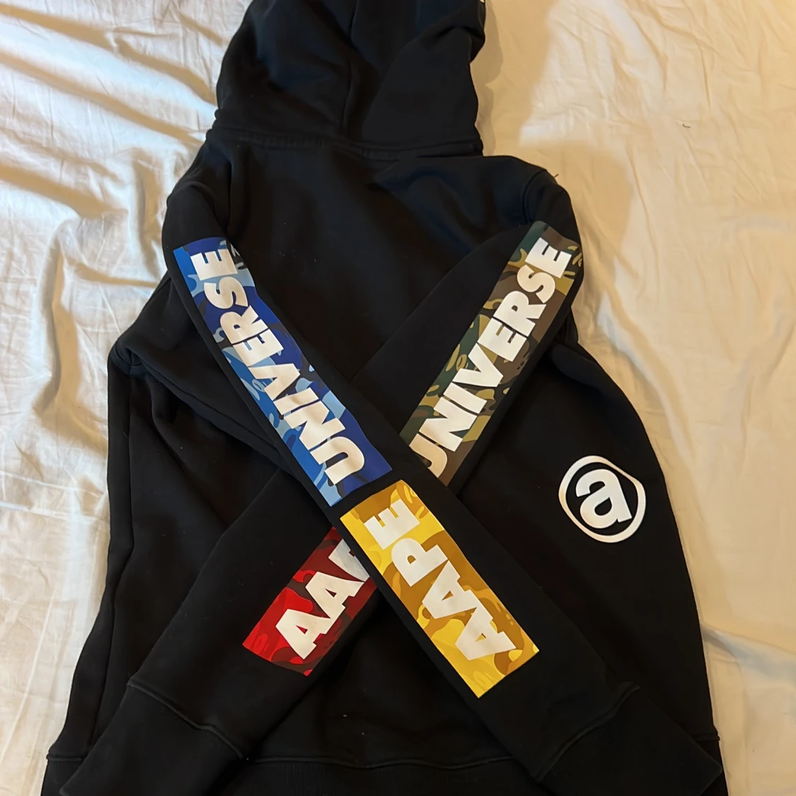 Säljer en svart Aape tröja - 90