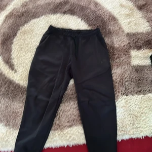 Nike tech svarta byxor - Nike tech svarta byxor den har tvättats några gånger därför är färgen lite konstigt men den är bra skick och har inte använts mycket