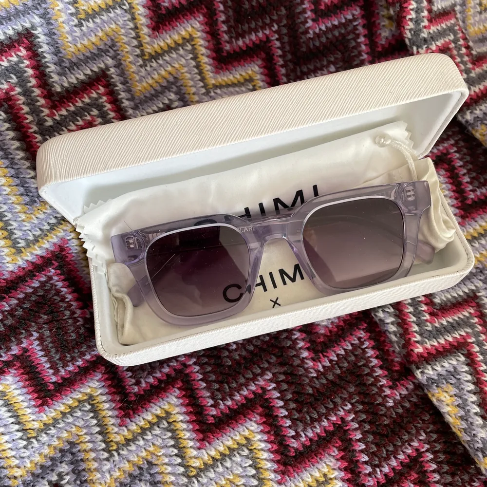 Chimi x HM solglasögon! Limited edition, finns inte kvar. Knappt använda  heller, köpta förra året! Jättefint skick inga tecken alls på användning! Så fin färg 💓😍. Accessoarer.