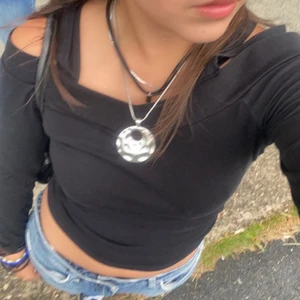 Långärmad tröja  - Fest tröja eller vanlig långärmad Den har flera band som går i kors och ger skins å typ thirteen vibes 