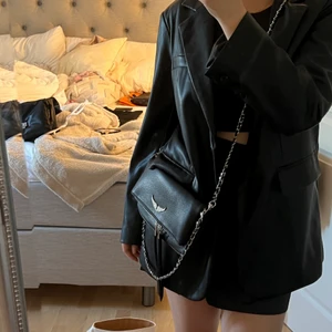 Zadig Voltaire väska  - Lägger ut igen pågrund av oseriösa köpare! Säljer denna Zadig Voltaire väskan, storlek 27 ungefär, (rock modellen) fick den i present så har inte kvitto. Köp för 2000kr eller högsta bud. Först till kvarn 