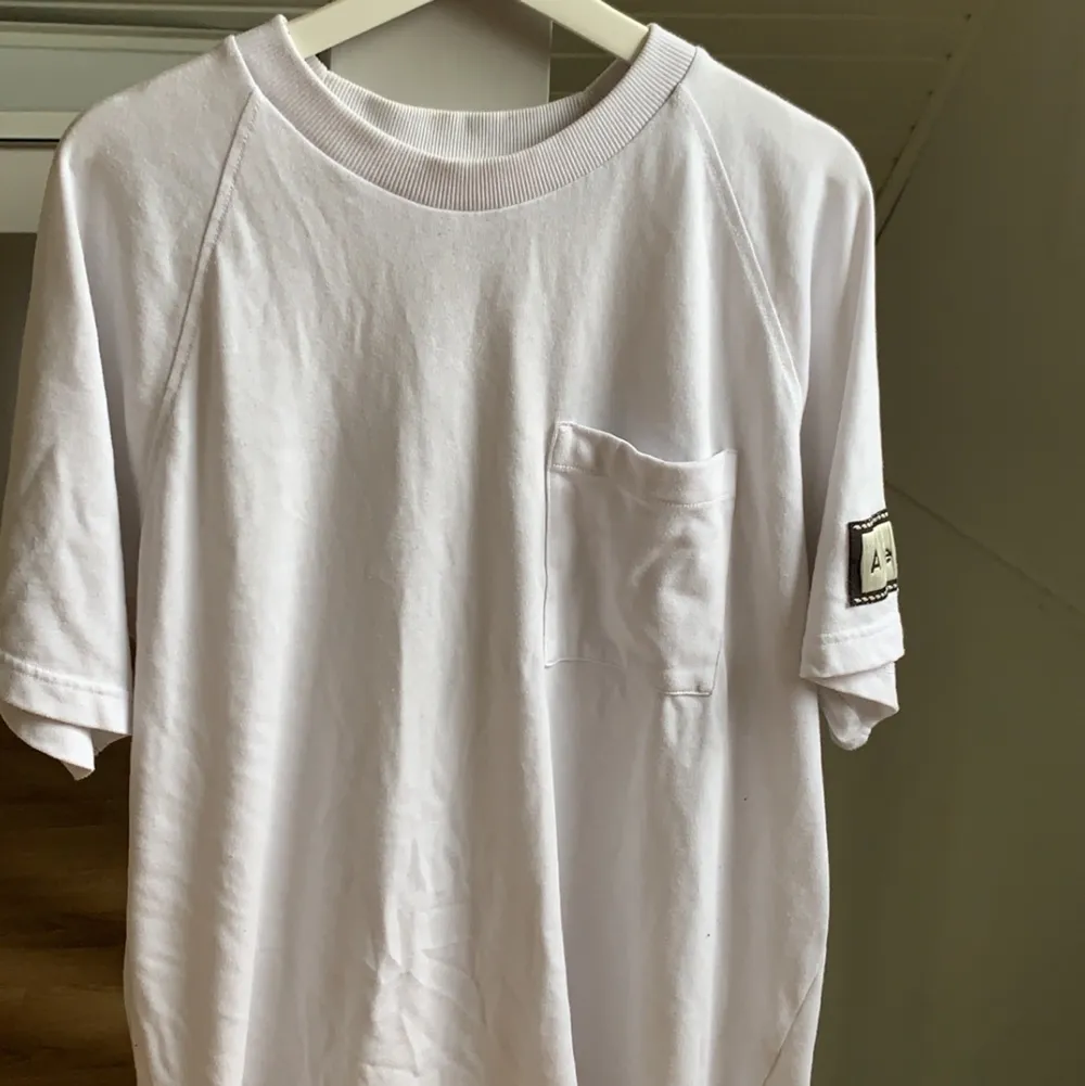 NYPRIS 1499:- Acne Studios T-shirt. Storlek XL, men funkar som oversize till de som vanligtvis har storlek L. . T-shirts.