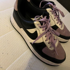 Nike air Jordan  - Hej säljer Nike Jordan i storlek 44 använt de i några veckor säljs på grund av att de är inte så sköna för mina fötter mitt pris är 800 kr vid snabb äffer kan vi diskutera pris 