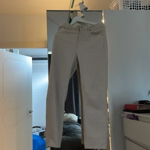 Jeans - Beiga jeans fårn lindex storlek 38