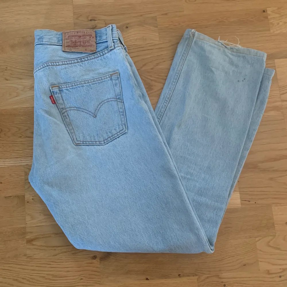 supersnygga ljusblå levi’s jeans, midjemått 80cm. Det sitter ganska löst på mig och jag är 168 cm lång och har storlek S. . Jeans & Byxor.