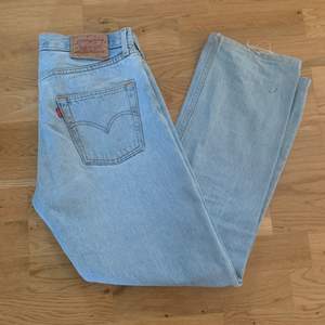 supersnygga ljusblå levi’s jeans, midjemått 80cm. Det sitter ganska löst på mig och jag är 168 cm lång och har storlek S. 