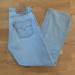 Levi’s 501  - supersnygga ljusblå levi’s jeans, midjemått 80cm. Det sitter ganska löst på mig och jag är 168 cm lång och har storlek S. 