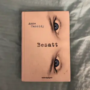 Svensk översättning av boken ”Besatt” av Anne Cassidy. Rätt så gott skick, endast läst 1 gång för många år sedan.