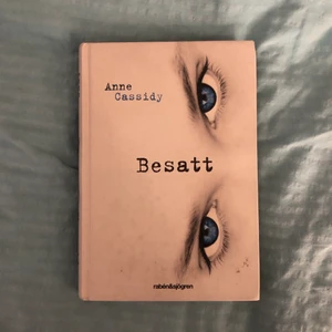 Besatt - Bok - Svensk översättning av boken ”Besatt” av Anne Cassidy. Rätt så gott skick, endast läst 1 gång för många år sedan.