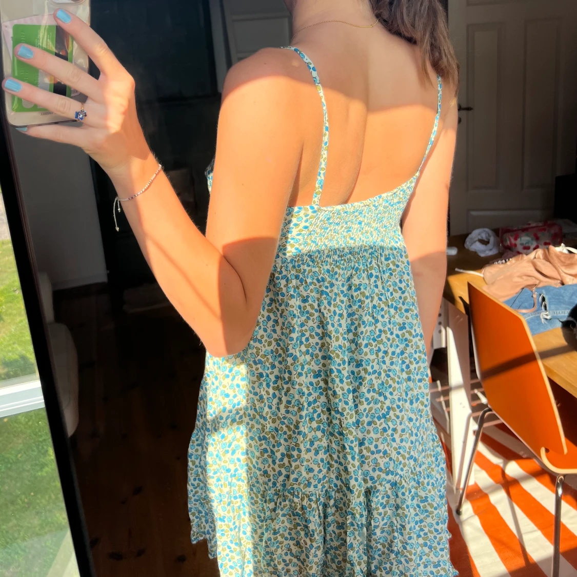 Grön och blå-blommig klänning
