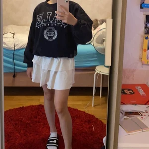 Volang kjol strl xs - Säljer den här jätte fina vita volang kjolen. Kjolen är i linne liknade material och sitter super fint. Inga fläckar eller märken på den