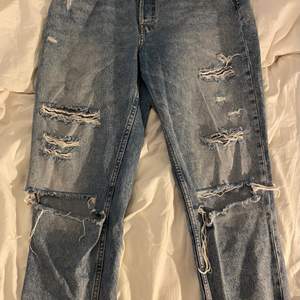 Slitna mom jeans från H&M storlek 42