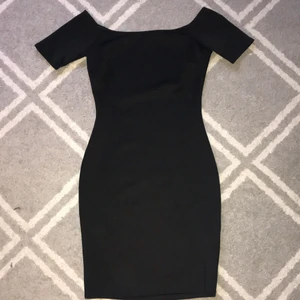 NlyOne svart klänning strl XS - En kort klänning som går till mitten av låren, strax ovanför knäna. Skönt och mjukt material, ej genomskinlig. Anpassar sig bra efter kroppen. Har använts en gång så är i ny skick!