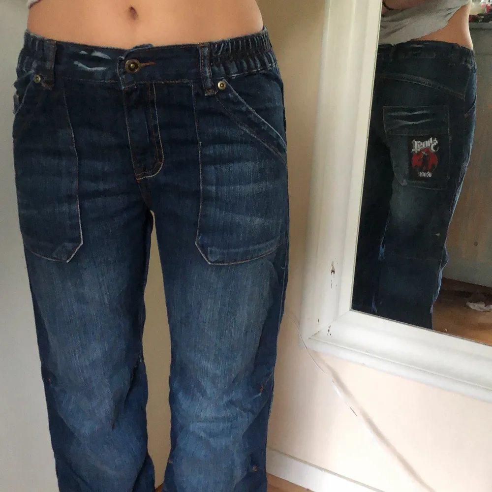 dessa byxor har jag endast använt en gång. de är i jättebra skick och inga defekter. snygga tryck där bak. och det är low-waist/mid-waist. (beror på hur man har de). Jeans & Byxor.