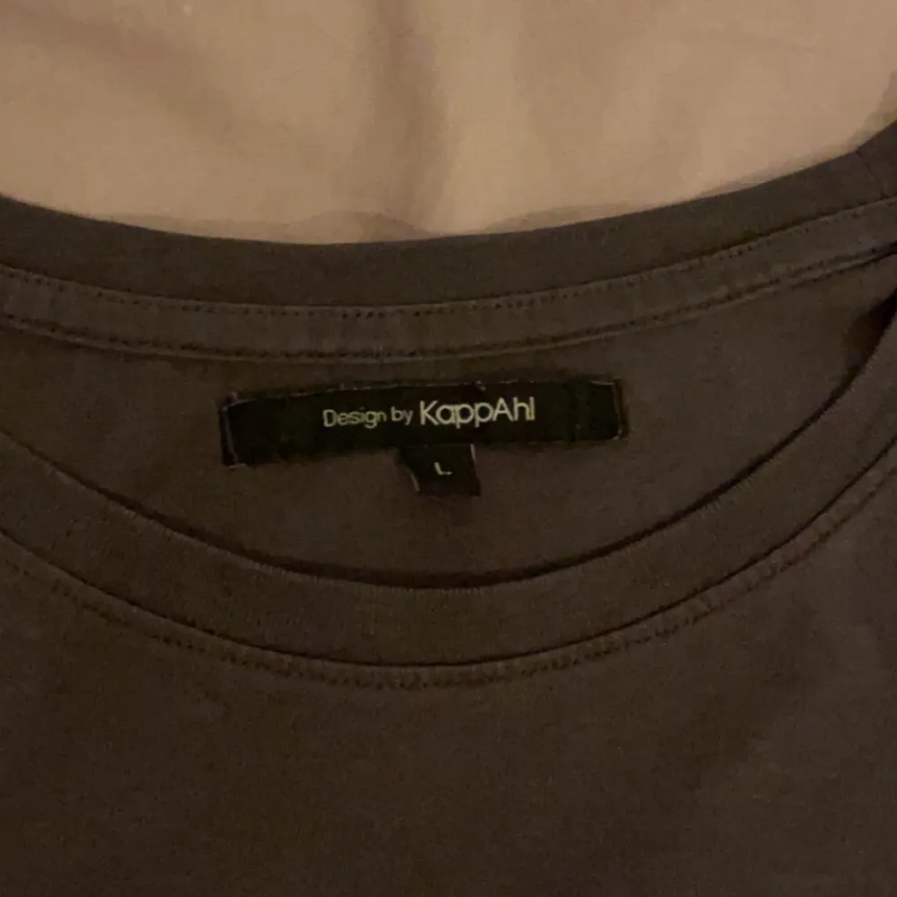 Fin välbevarad t-shirt med tryck från Lindex. Står att det är en L men skulle säga att den är mellan L & M. Tyvärr lite liten på mig. Köpt för 199kr Pris kan diskuteras 😇. T-paidat.