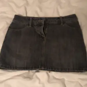 säljer en gammal jeans kjol som inte har kommigt till användning💕 den är lågmidjad och är i storlek 38, kommer från H&M, dock är den för stor för mig så kan tyvärr inte visa den på, men skriv för fler bilder där man kan se bättre💗💗