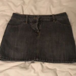 jeans kjol - säljer en gammal jeans kjol som inte har kommigt till användning💕 den är lågmidjad och är i storlek 38, kommer från H&M, dock är den för stor för mig så kan tyvärr inte visa den på, men skriv för fler bilder där man kan se bättre💗💗