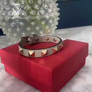 Valentino armband - Valentino armband, gråbeige färg. Har kvitto💞 Dustbag och lådan medföljer.
