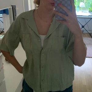 Linneshorta - En grön linneshorta från Hm. Aldrig använd