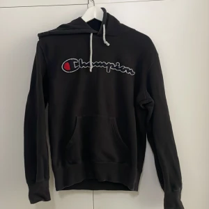 Äkta Champion hoodie - Jätte fin och mysig Champion Hoodie, Säljes pga för liten för mig, Storlek S. Bra skick!