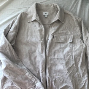 Manchester täckjacka - Manchester täckjacka från HM som är använd en handfull gånger! Inga slitage Nypris 400 Köpare står för frakt