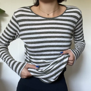 Massimo Dutti - En Massimo Dutti tröja. Egentligen för 13/14 år men passar XS 