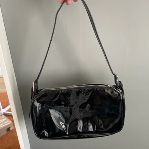 Väska  - En fin väska från Gina tricot. Säljer då den inte används. Har ett fack med dragkedja.💕