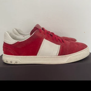 Valentino Flycrew - Säljer ett par röda Valentino Flycrew i storlek 44. Två nitar är borta och det är en fläck fram på ena skon men som säkert går att tvätta bort annars är dem i bra skick! 