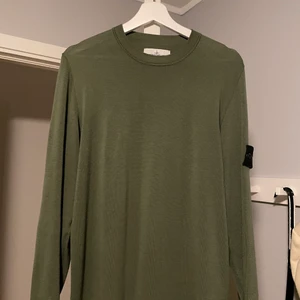 Stone island tröja storlek m - Stone island tröja storlek medium   Nypris: 2899kr  Nyskick använd en gång luftig tröja med bra kvalité    taggen är i bra skick kan ej prutas