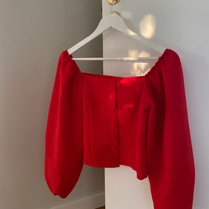 Topp - Supersnygg topp!! ❤️‍🔥 som tyvärr är för liten för mig! Det står ingen storlek men skulle säga att den är en XS. Köparen står för frakten på 57kr. Då är paketet spårbart! 🥰