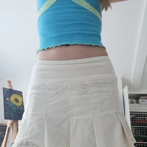 Bdg skirt/kjol (beige)  - Kjolen är i perfekt skick och är köpt hos urban outfitters!!! <3 meddela mig om du har fler frågor 