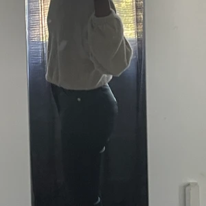 HM svarta läder byxor (Size M,S) - Detta är ett snygga par av tajta läder byxor från HM. Byxorna har varit i min garderob bara i en vecka. De passar bra vid tillfällen  till skolan eller jobbet. Man kan använda de på vardagen, ett sätta att stila de är att ha en mer större tröja på sig. 