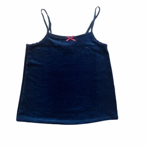 Blått sammets topp med rosa rosett - Super gulligt blått linne i sammet, andvänt få gånger så i bra skick från Hampton Republic