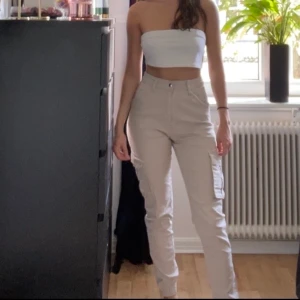 Cargobyxor  - Cargobyxor från madlady som inte säljs längre, formar kroppen jättefint. Beiga i storlek Xs. 80kr+66kr spårbar frakt. 