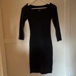 En tajt väldigt mörkblå klänning från h&m