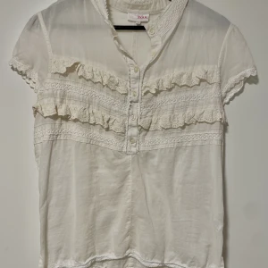 Vit blus  - En jätte söt vit/beige blus som är lite genomskinlig. Köpt på secondhand för 250kr och är fortfarande i väldigt fint skick. Hör av dig om du är intresserad! 💓
