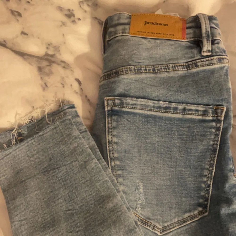 Säljer ett par pannbands jeans från zalando. Köpt för 600 men säljer för 150kr. . Jeans & Byxor.