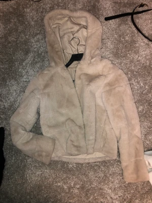 Vår/höstjacka - Vår/höstjacka fluffig o beige i st s 