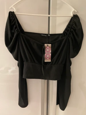 Ribbad top från boohoo ny - Ny svart top i storlek 42