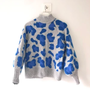 Blå Leo tröja  - Varm stickad tröja, stl XS. Lite nopprig men väldigt fint skick annars!