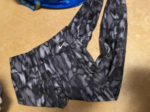 Nike träningstights - Nike träningstights i fint mönster men kommer tyvärr inte till användning längre, använd några gånger men inget fel på de