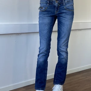 Lågmidjade blåa mogue  - Lågmidjade blåa jeans + frakt