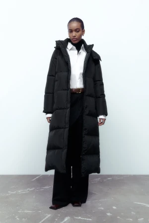 ZARA S vinterjacka kappa SLUTSÅLD - Slutsåld vinterkappa från zara strl S jackan är oversized i modellen passar både S och säkert en mindre M. Jackan är ny med prislappar kvar. Sälja till högsta bud eller för köp direkt 750kr