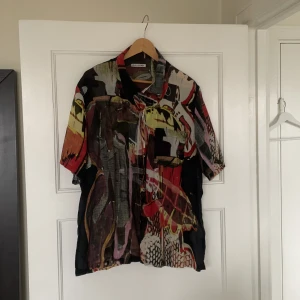 Our Legacy skjorta - Kortärmad skjorta från Our legacy workshop i Stockholm. Tunt och luftigt material, perfekt för sommaren. Nypris: 1200