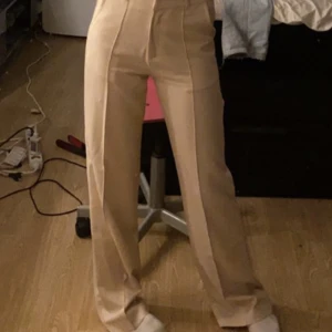 Madlady byxor - Ett par madlady byxor som jag köpte här på plick, säljer då dem va förstora och för långa för mig. Lite fläckar längst ner vid fötterna då dem som sagt var alldeles för långa för mig . Storlek XS och längd 32. Säljer för 100+frakt 