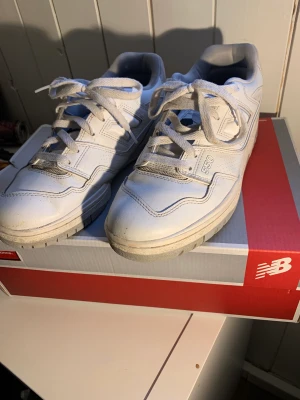 New balance 550 - Snygga new balance 550 storlek 42. Dom är i fint skick. Inga hål eller heeldrag. Lådan är för en annan new balance sko och har tyvärr inget kvitto.    Dom är äkta solklart.  Skriv om du har frågor