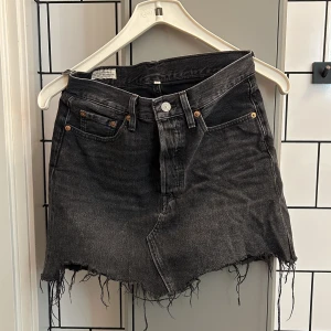 Levi’s jeanskjol  - Jättefin jeanskjol från Levi’s med bra skick. Säljer då den är för liten för mig! 