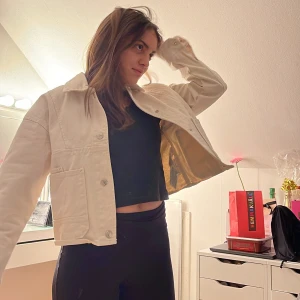 Super fin jeans jacka  - Säljer denna super fina jeansjacka från pull and bear💕💕
